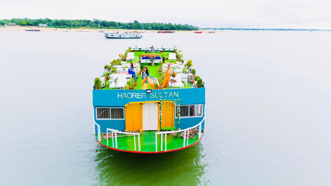 টাঙ্গুয়ার হাওর ভ্রমণের জন্য প্রস্তুত একটি ছাদখোলা হাউসবোট
