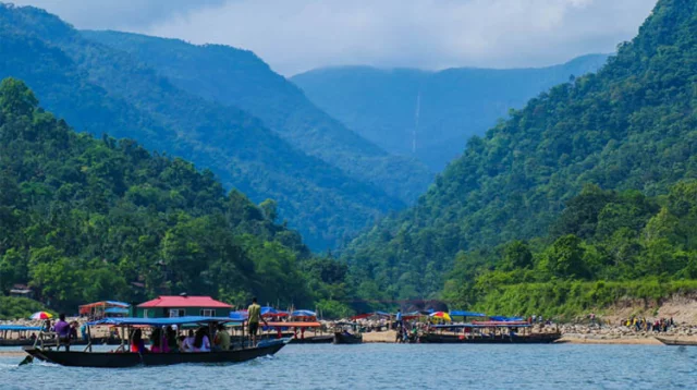 নীলাদ্রি লেকের অসাধারণ স্বচ্ছ নীল পানি ও পাহাড়ের প্রতিচ্ছবি