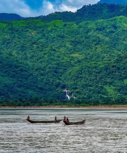 যাদুকাটা নদীর স্বচ্ছ পানি ও বিস্তৃত বালুচরের দৃশ্য