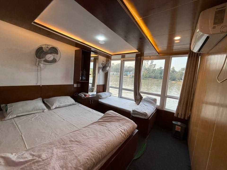 MV Jol Safari dining area and lounge